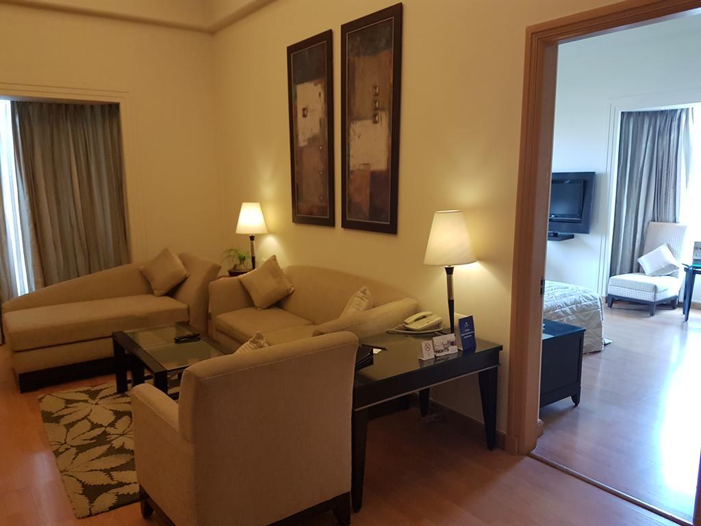 Hotel Park Plaza Gurgaon Zewnętrze zdjęcie Living room of a suite at the Taj Bengal