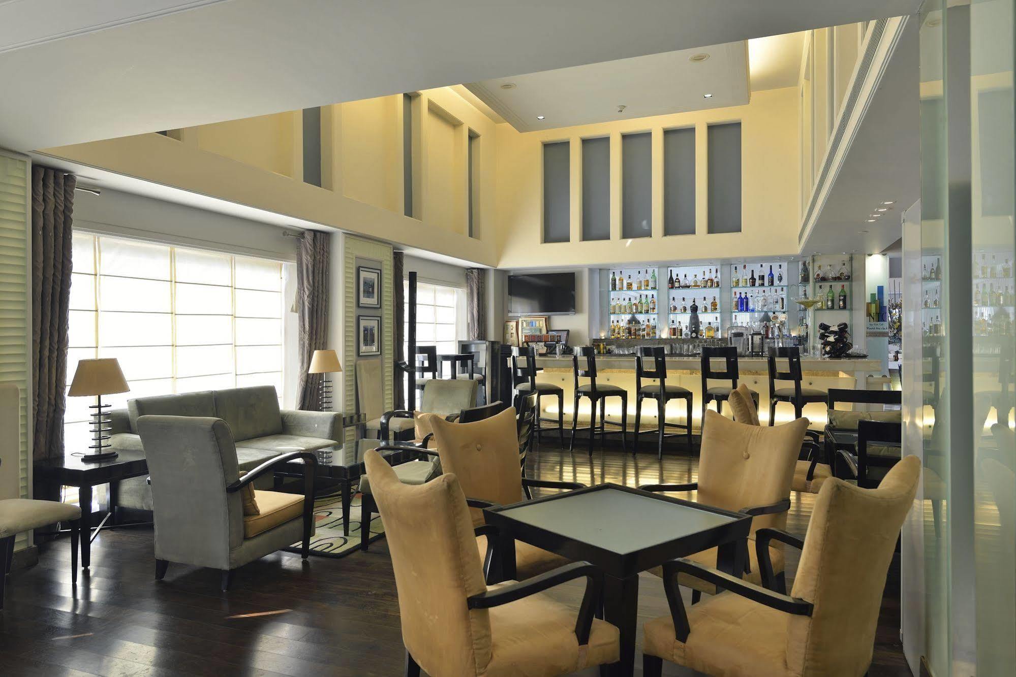 Hotel Park Plaza Gurgaon Zewnętrze zdjęcie The bar at the hotel